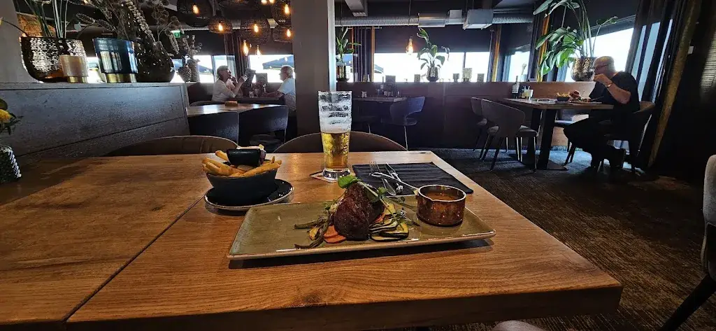 Andrew Mckernan_'t Veerhuis Lands End_Helder_review