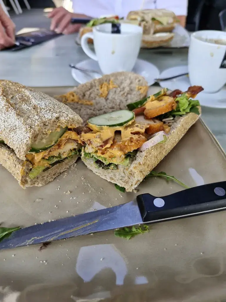 Henk Vd Velden_Lunchroom Van Alles Wat_Almkerk_review