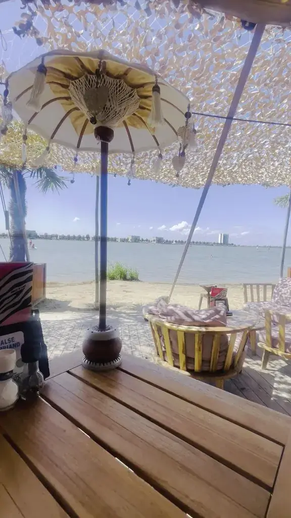 Juska_SAUS - Aan 't water_Zoom_review