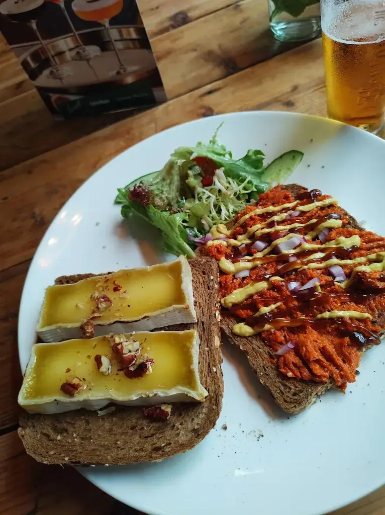 Enrico Rombouts_Oase by Don & Roos_Zoom_review