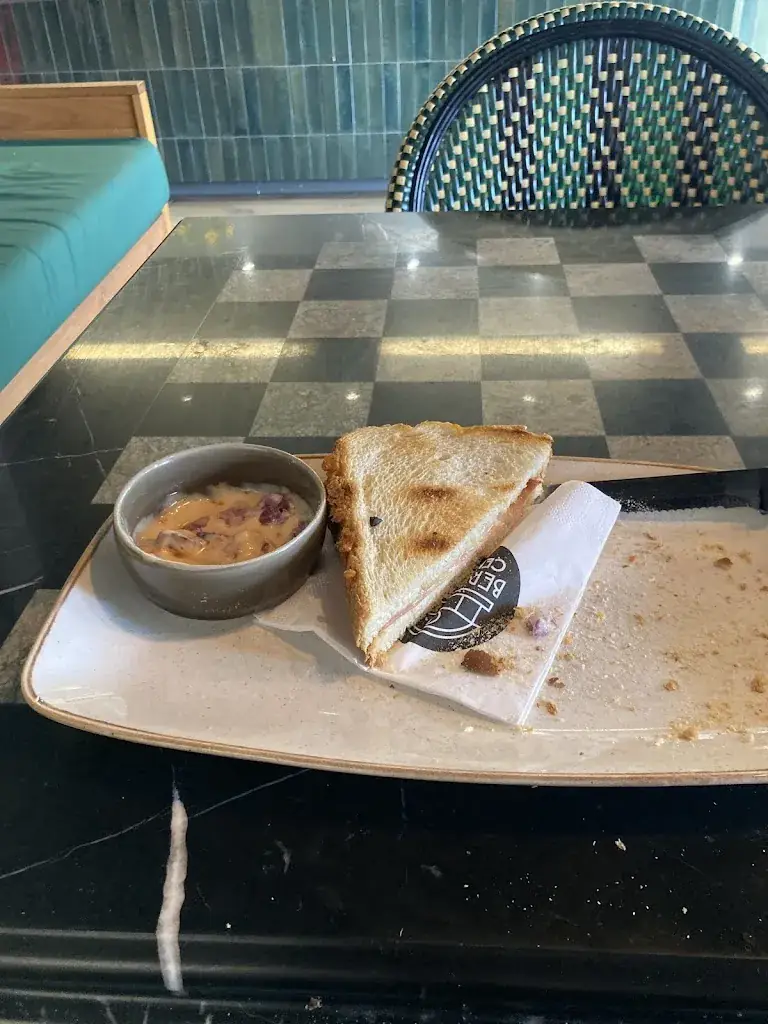 Hubert Raciborski_Bergeijk Centraal_Bergeijk_review