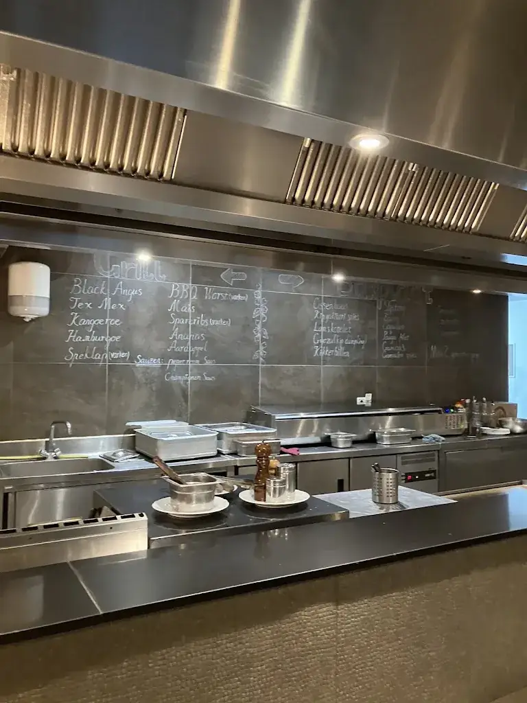 kuanming0601_Lundi_Eindhoven_review