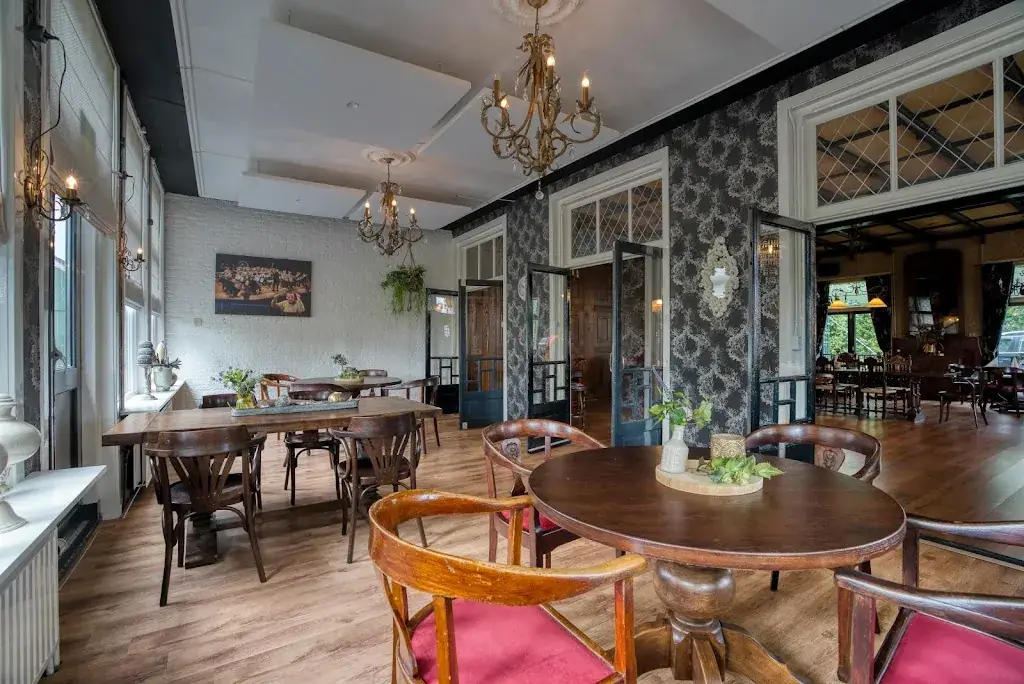 Café biljart en Zalencentrum 'Onder de Linden' restaurant in Vries