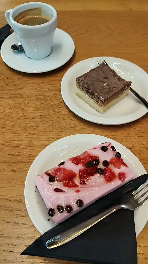 onsiri netisak_StadsCafé LocHal_Tilburg_review