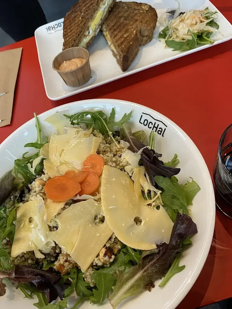 Lara Atatopraková_StadsCafé LocHal_Tilburg_review