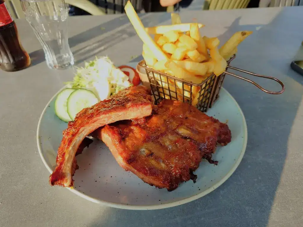 Sander van Vliet_The cafeteria Smickel Breugel B.V._Breugel_recensione