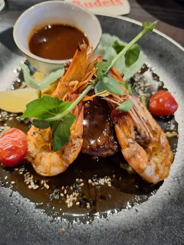 Ruud van Brussel_Zaal De Wielerbaan / Latour Brasserie Grand-Café_Budel_review