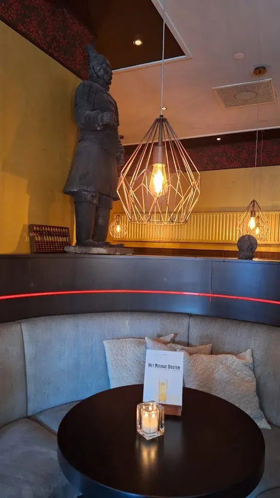 Hilde van den Bosch_Het Nieuwe Oosten_'s-Hertogenbosch_review