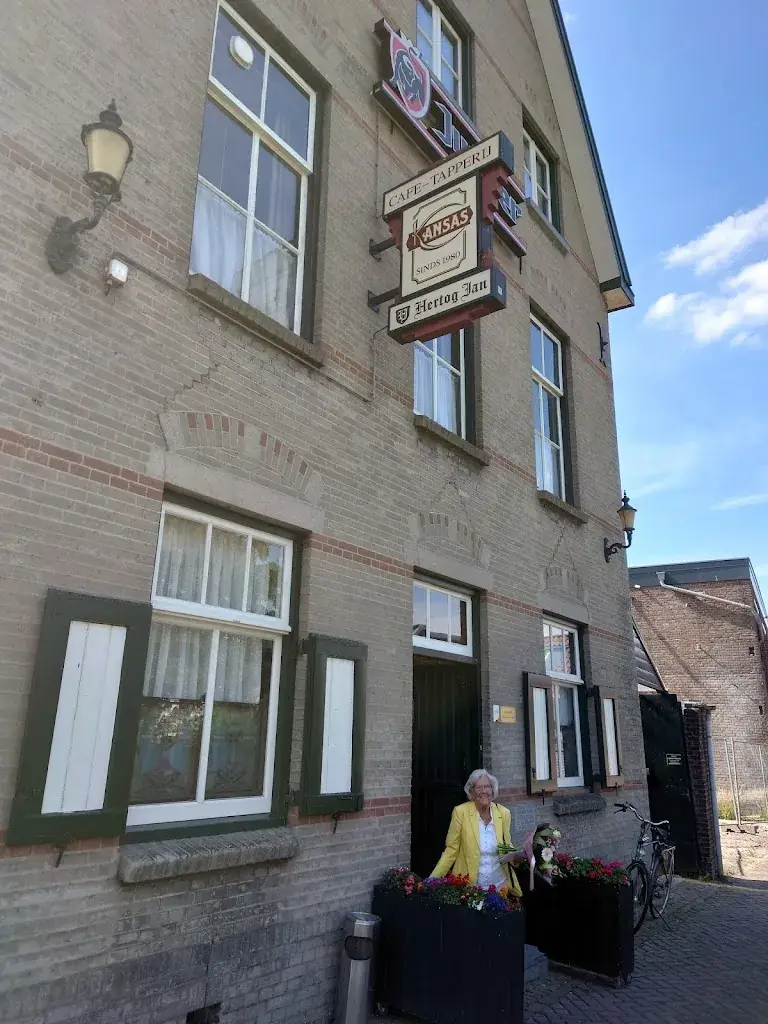 Gerty van der Veen_Café Tapperij Zalen Kansas_Cuijk_recensione