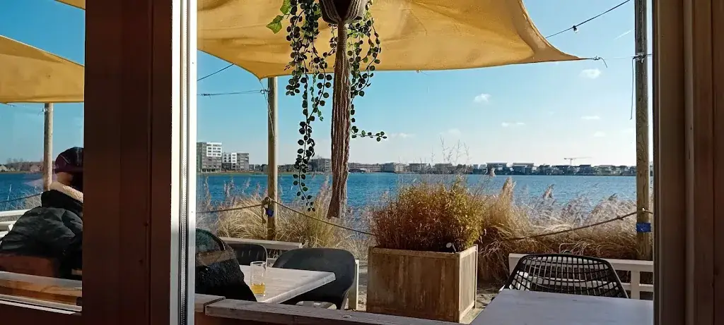 Ad Someren_Strandpaviljoen évive aan het water_Katwijk_recensione