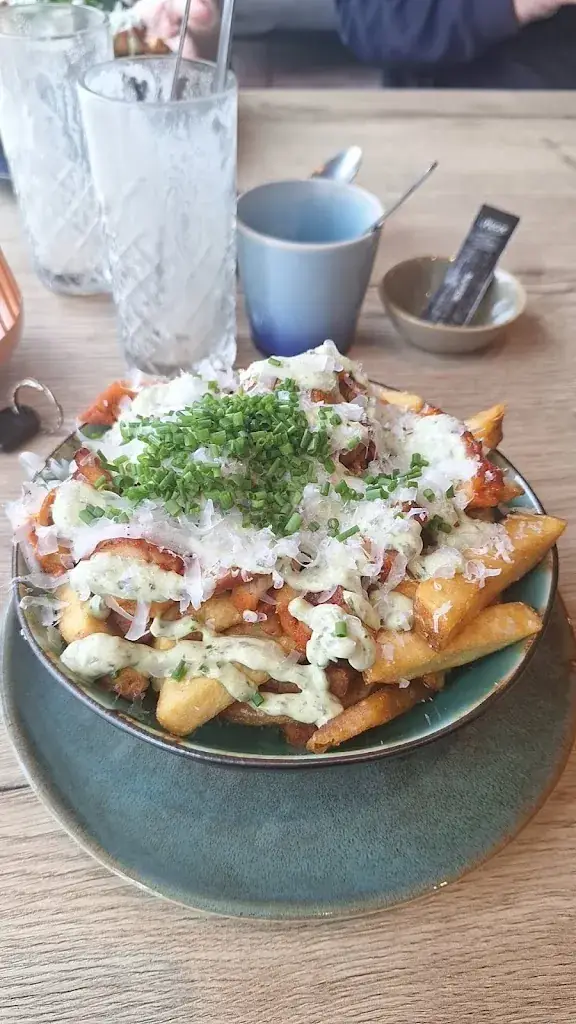 Benthe van Mensch_Strandpaviljoen évive aan het water_Katwijk_recensione