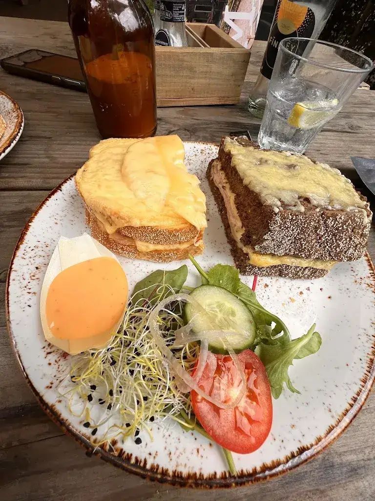 Melisa Mois_Den Hespel_Dongen_review