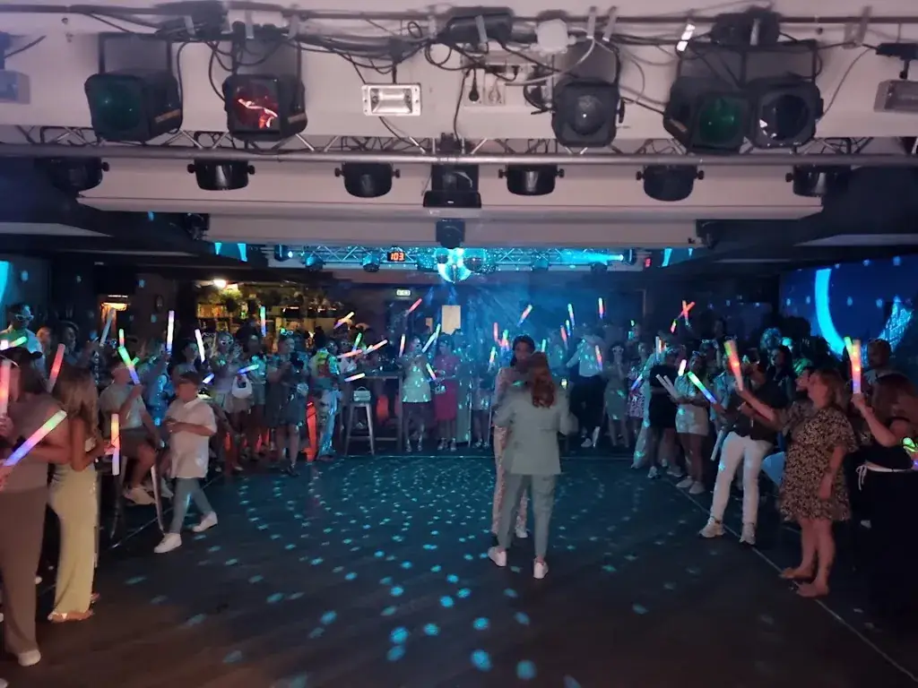 Geertsema Entertainment_Feestcafe - zaal De Donk_Duizel_review