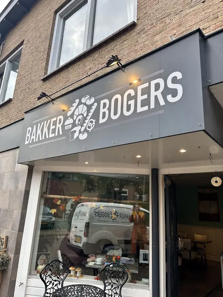 Cor Cater_By Yvette_Halsteren_review