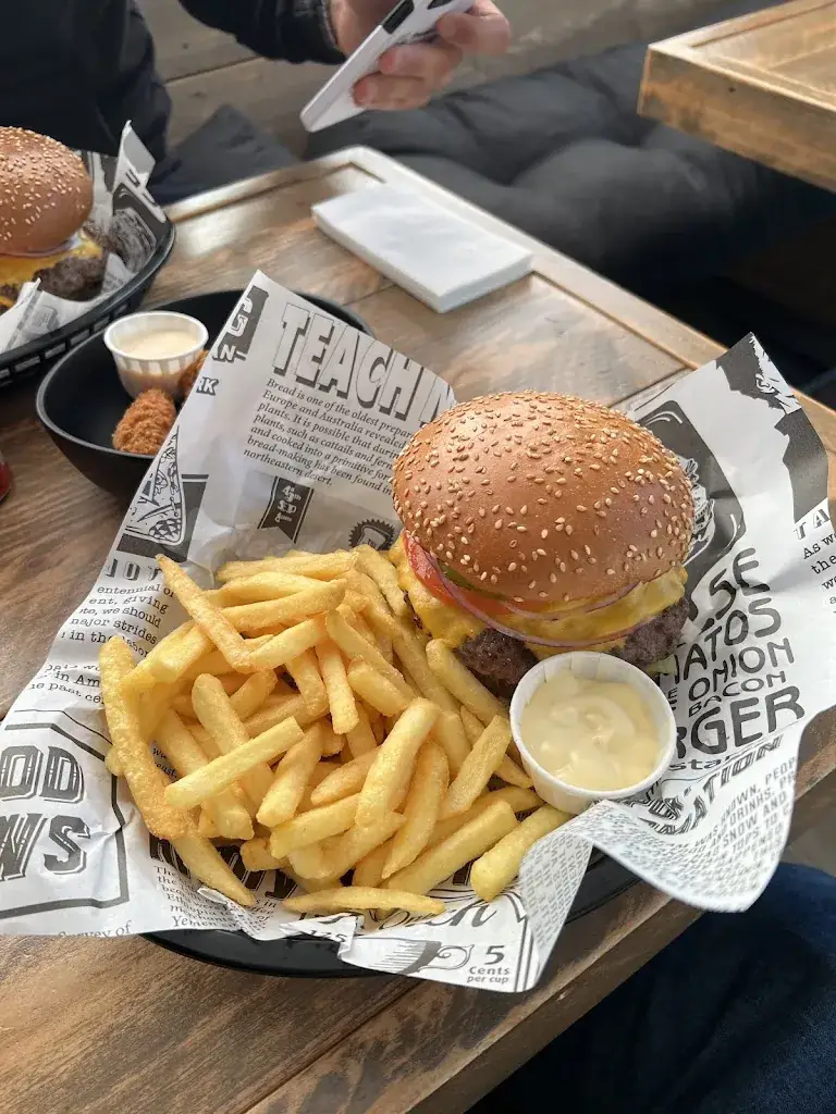 Onur Ozdemir_MBurger_Vlijmen_review