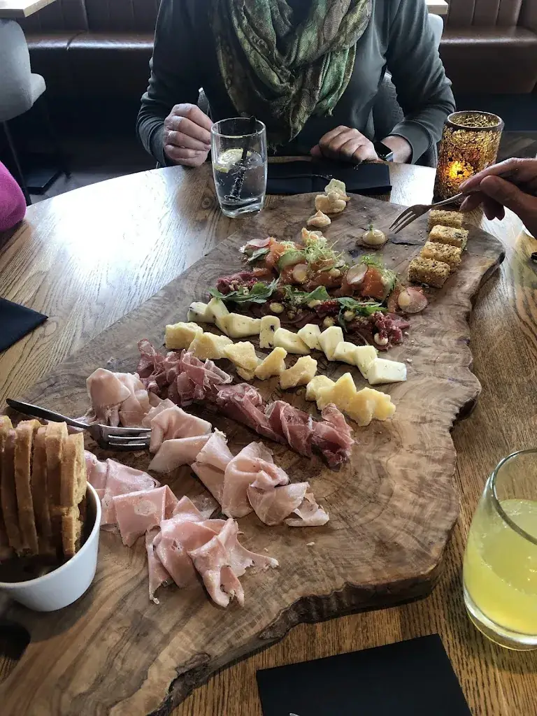 Allie Zeti_Divino_Hapert_review