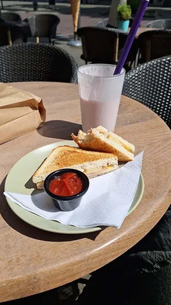 Izi Murre_Gusti Breda_Breda_review