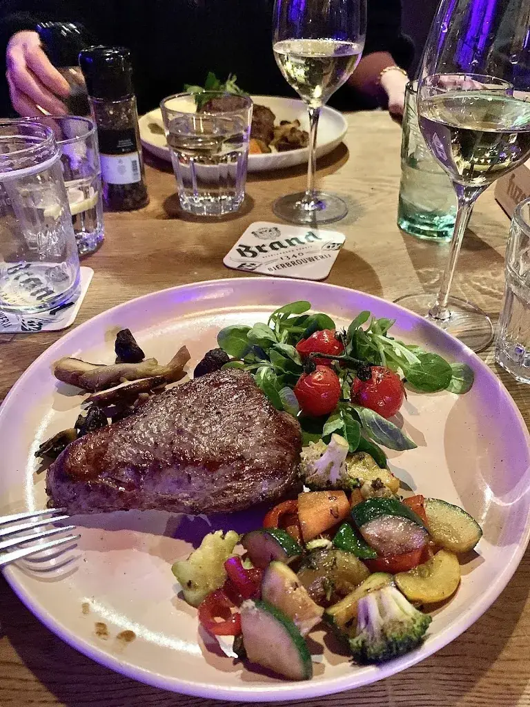 Erika Figabomba_Naast_Dinther_review