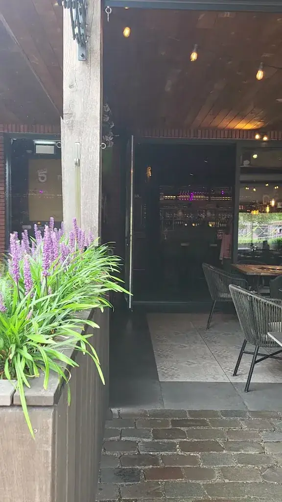 Dennis de Laat_Naast_Dinther_review