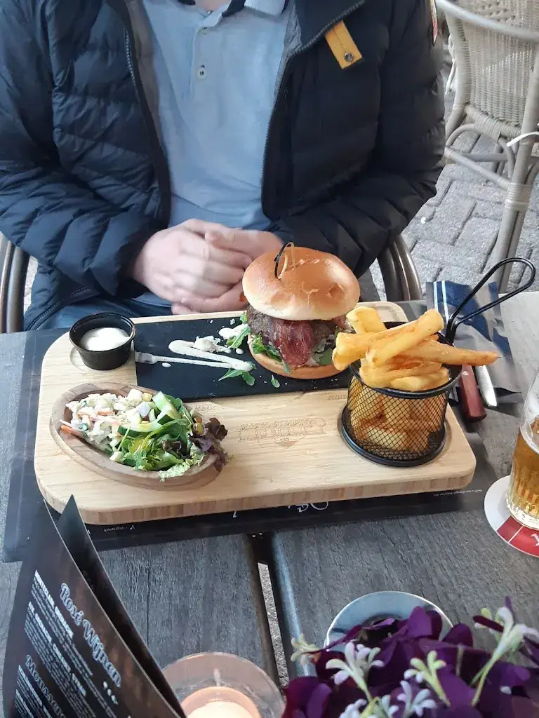 Miranda de Mol_Café Stanserhorn_Dinther_review