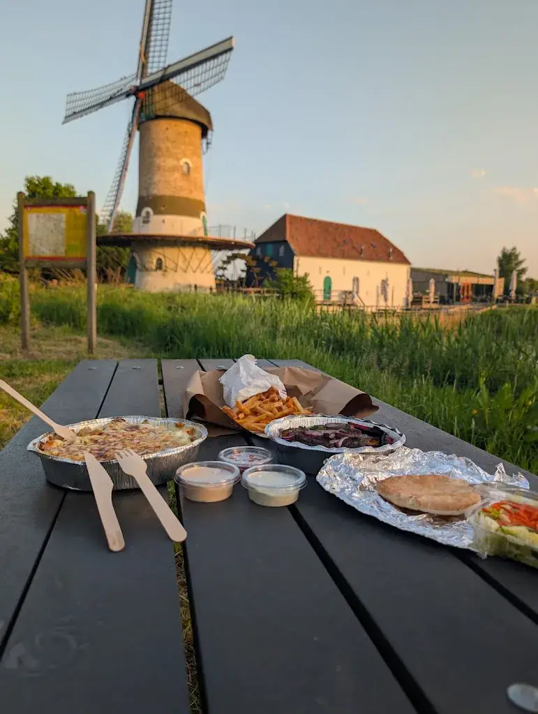 Emily Law_Oost en West_Dinther_review