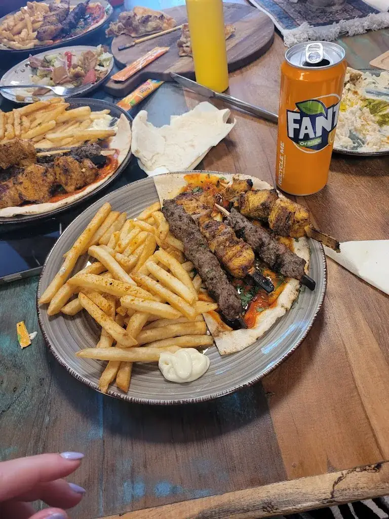 Firas Khayat_Oost en West_Dinther_review