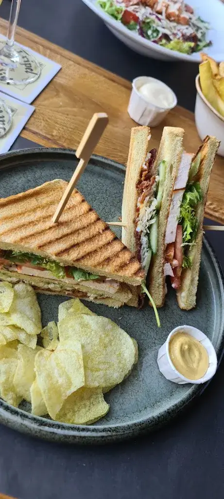 Sebastian Hesseling_Café & Zaal De Bijenkorf_Mierde_recensione