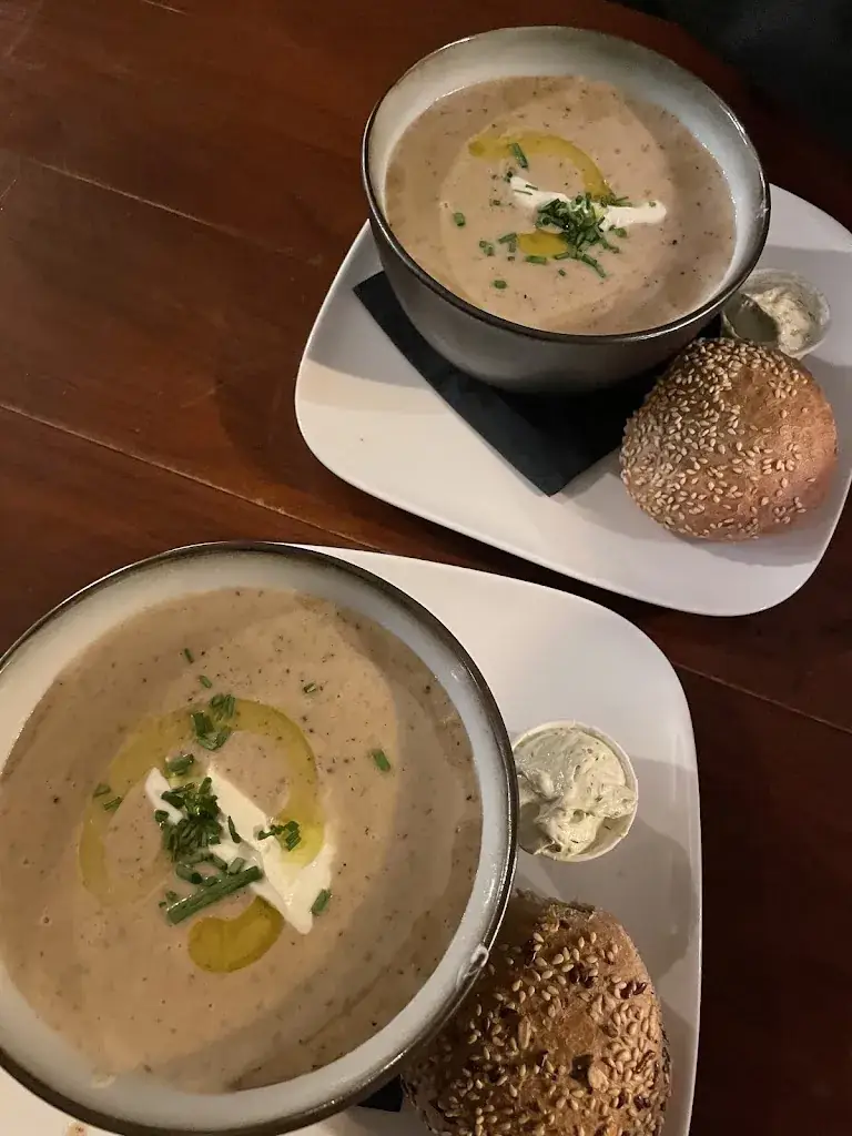 Manon Cortada_BoJo's_Mierde_review