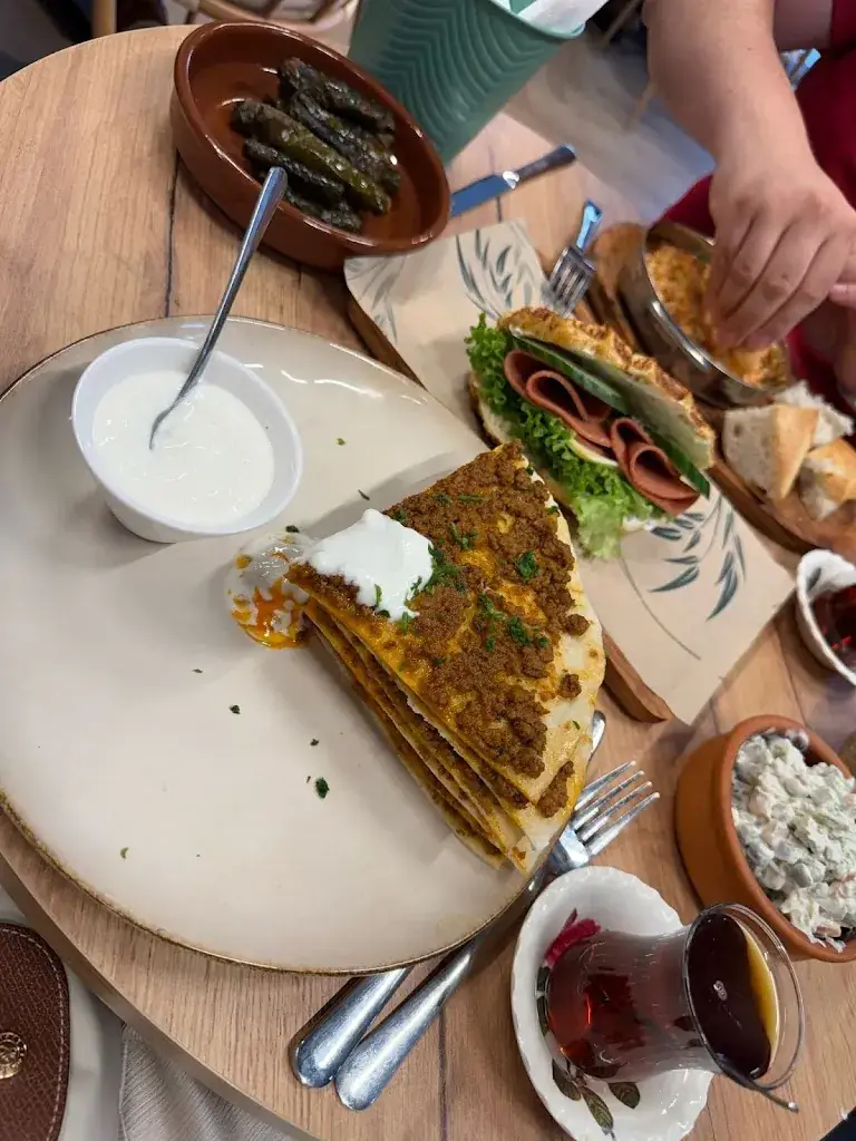 E A_By Merve_Rotterdam_review