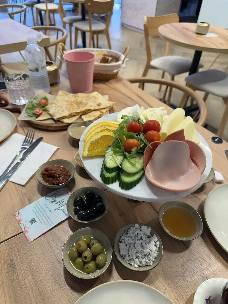 Zeynep İclal_By Merve_Rotterdam_review