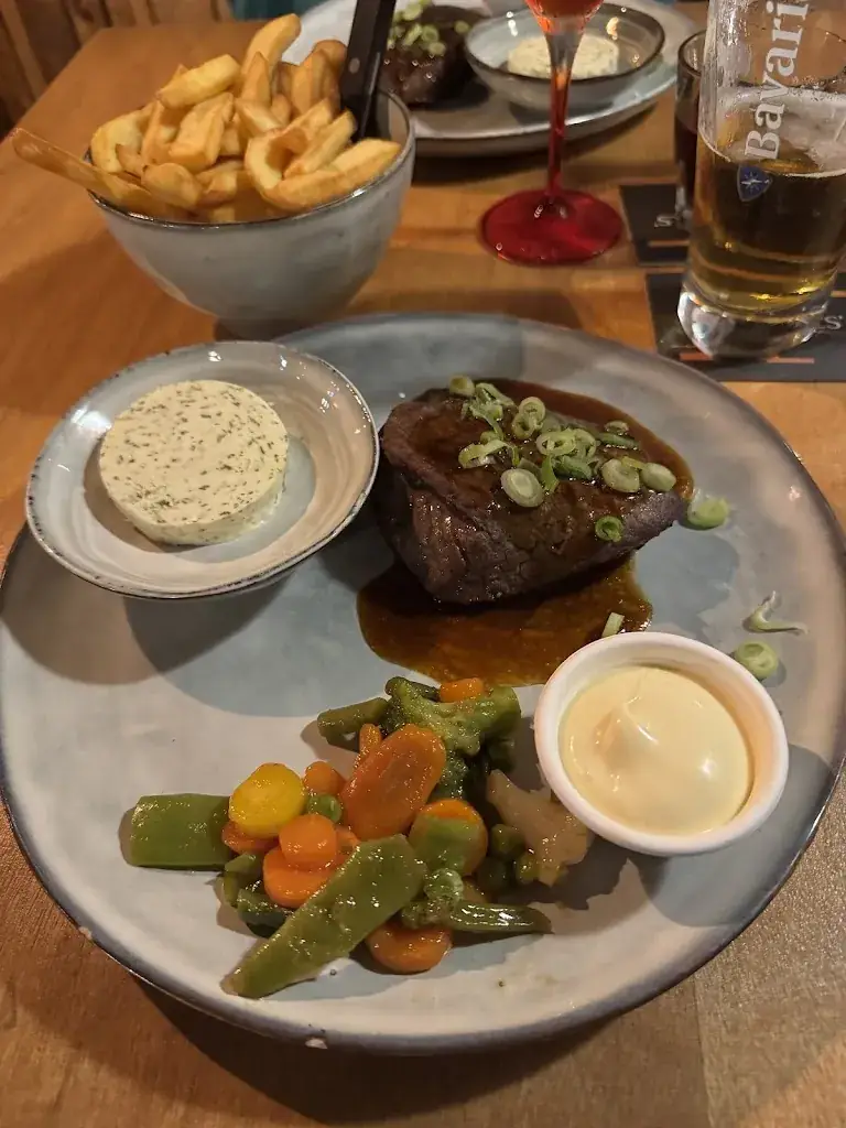 Enrico Künne_Libre's Eeterij- Zaal Libre_Mill_review