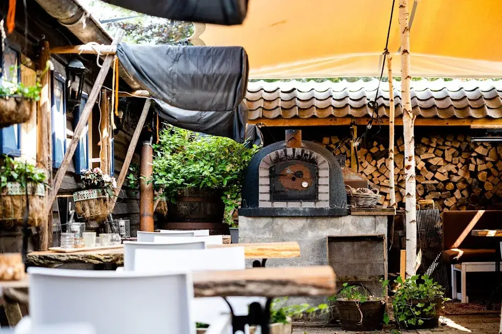 Bus Whisky Distillers restaurant in Loosbroek