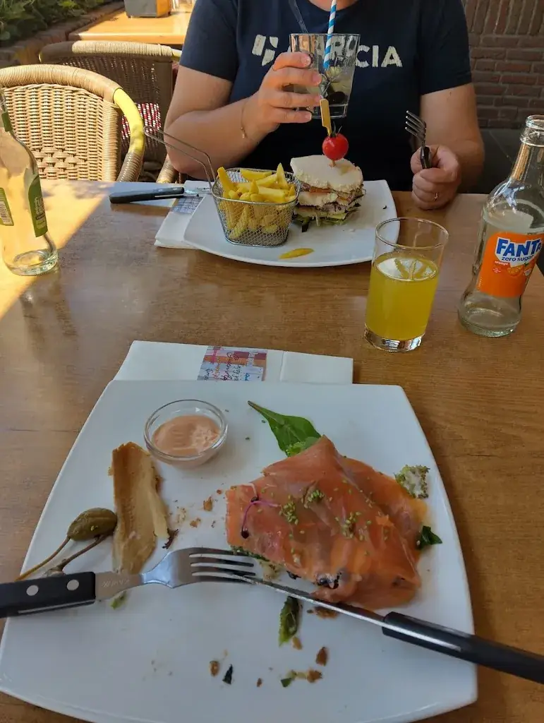 Liesbeth Olthof-Henningheim_Brasserie De Hoofdzaak_Liessel_review