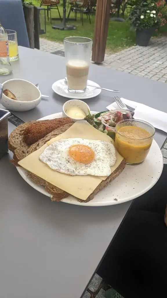 Clemens Ha_Lunchroom Meesterlijk_Middelbeers_review