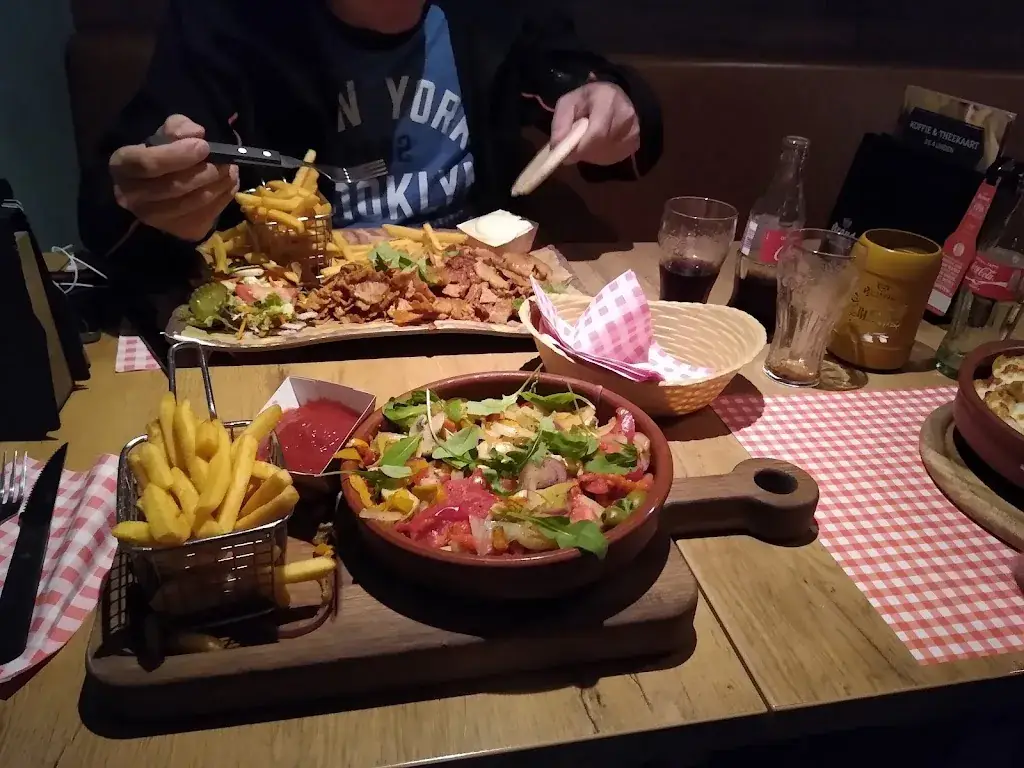 László Marton-Magyar_Familierestaurant Cafetaria De 4 Linden_Middelbeers_review