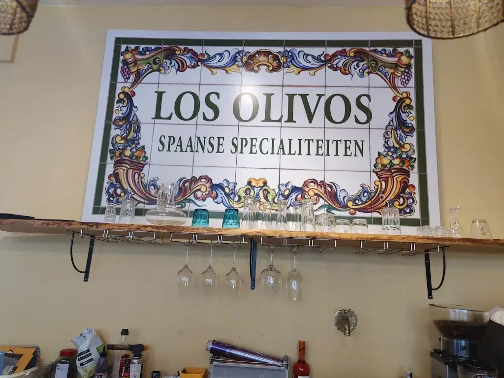 E L-B_Los Olivos_Breda_review