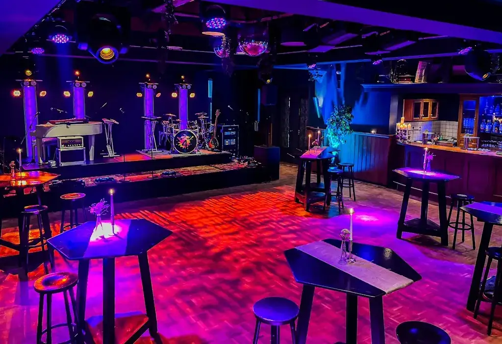 Eetcafé-Restaurant-Zalen De Witte Leeuw restaurant in Raamsdonksveer