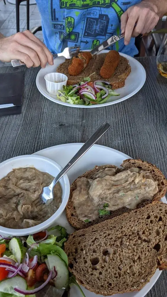 Natasha Hoogeland_Onder Ons in Reek_Reek_review