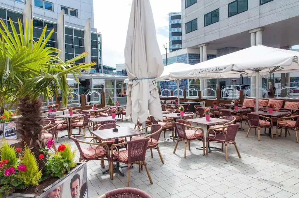 Eetcafé De Halve Maan restaurant in Rijswijk