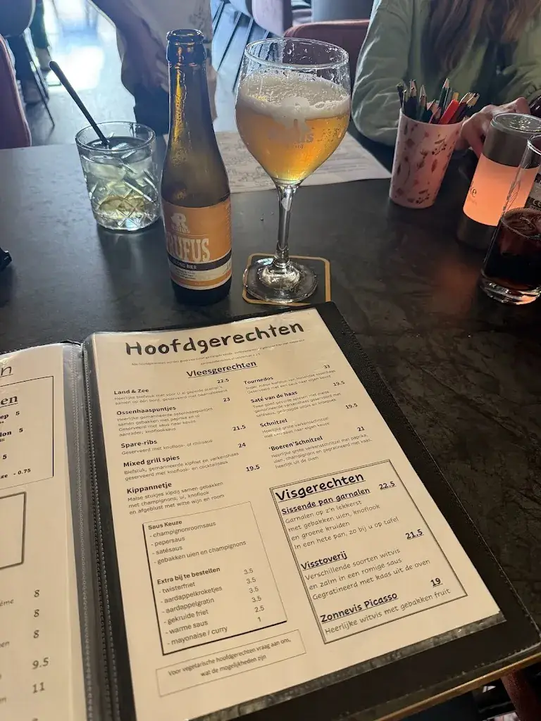 Thomas Online_Burgers & a la Carte, Cafe-Zaal-Brasserie-Grill Kitchen 