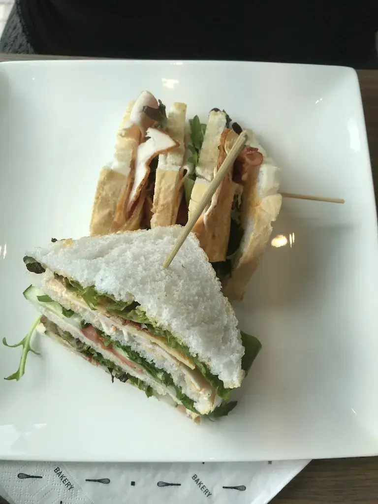 Michaël B._De Jong DELI | bakkerij, winkel & restaurant_Teteringen_review