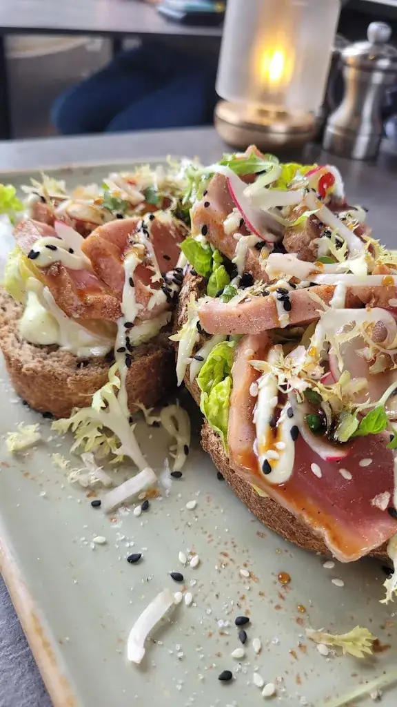 salar mousavi_Giornale_Eindhoven_reseña