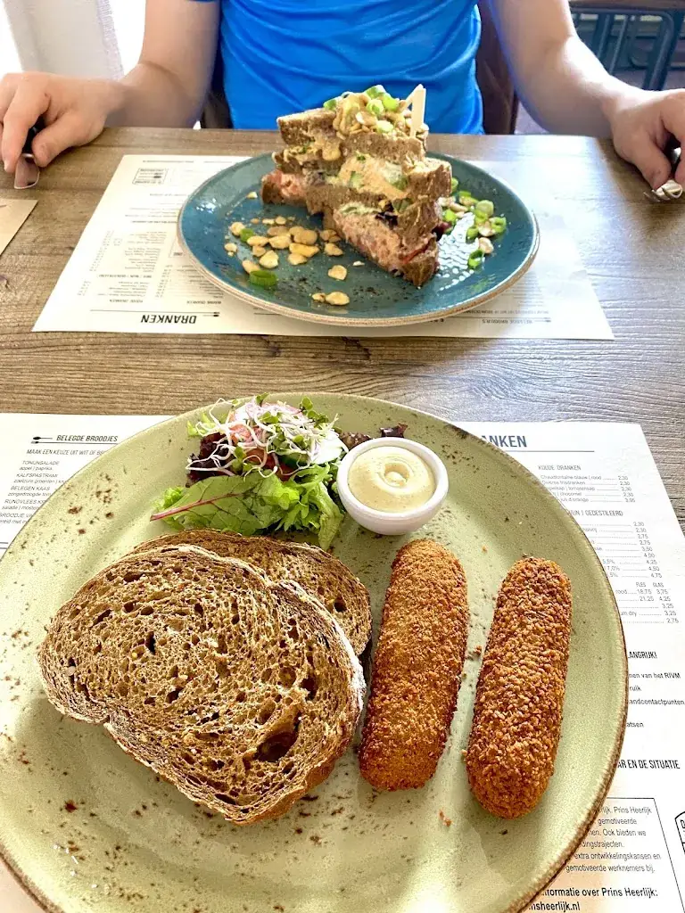 Elisabeth Engering_Lunchroom de Uitdaging_Ulvenhout_recensione