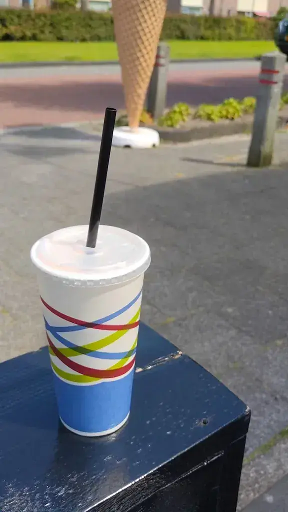 Roel van Slooten_cafeteria Smikkelhof_Zand_recensione