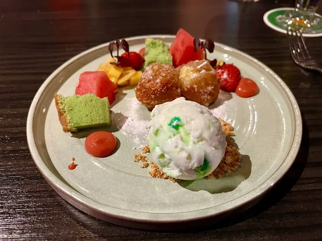 Yuri Apostolou_Madame Cheung_Hoorn_Bewertung