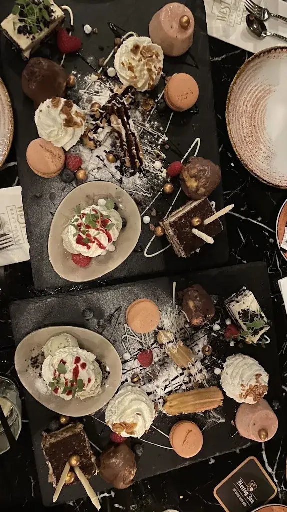 Bhuvnesh Sharma_Restobar West 72_Hoorn_reseña