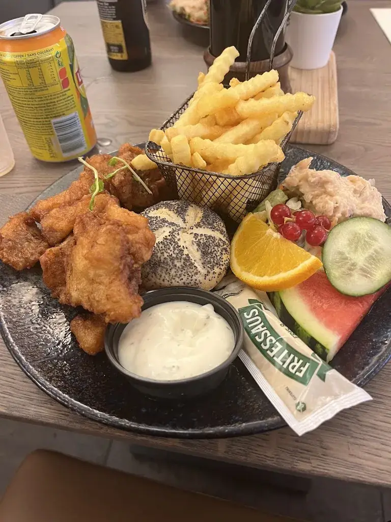 Zuzana Rozsypalová_Visspecialiteiten en restaurant Baarssen_Urk_avis