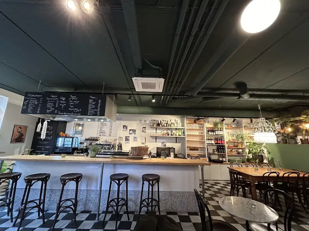 Bistro Om De Hoek restaurant in Huizen