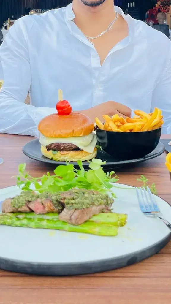 NEAMEN HAILU_On Deck Restaurant_Loosdrecht_review