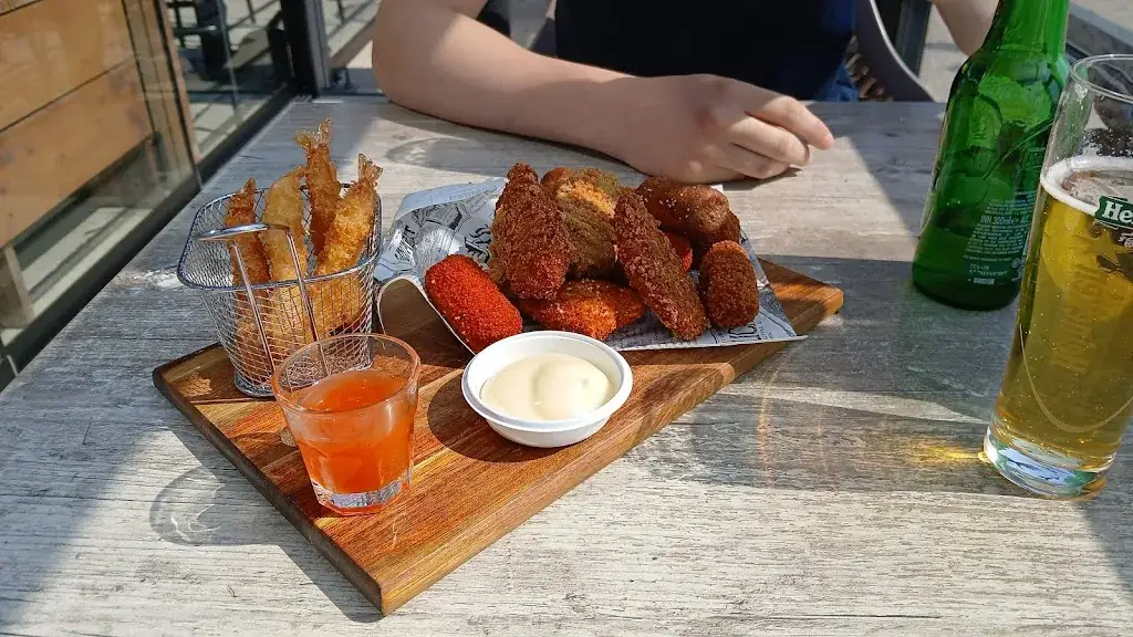 Pieter Laus_Strandpaviljoen Urk_Urk_recensione